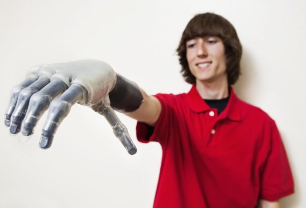 Sztuczna dłoń połączona z układem nerwowym człowieka
